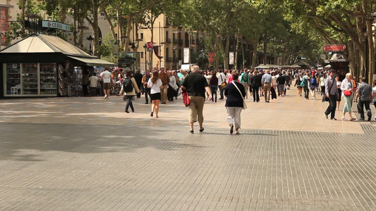 巴塞罗那城镇行走的人群视频
