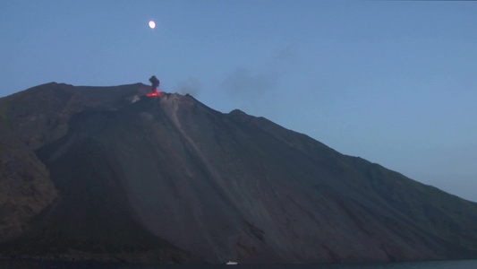 小火山喷发视频