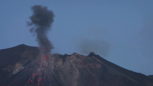 意大利斯特罗姆博利火山喷发13秒视频