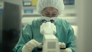 女研究员在制药工业实验室用显微镜观察18秒视频