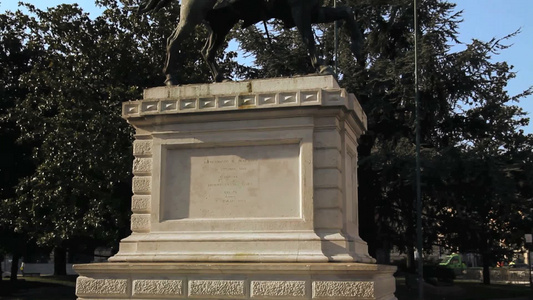 维罗纳的广场雕塑[恩波利]视频
