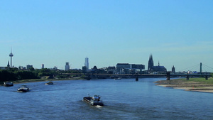 德国科隆莱茵河中的来往船只4秒视频