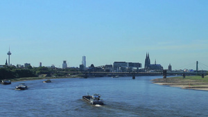 在莱茵河上行驶的货轮9秒视频