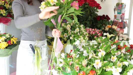 花商在花店里安排一束花视频