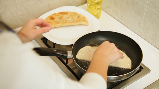 油炸面饼制作过程视频