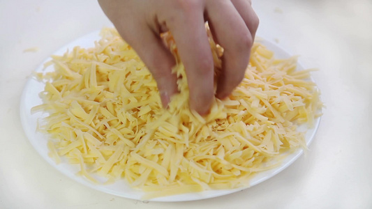 用碎碎奶酪做披萨视频