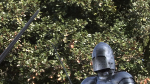 两个人在街头扮演穿着盔甲的欧洲中世纪作战的骑士15秒视频