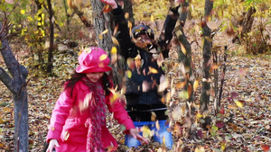 女孩在秋天玩树叶28秒视频