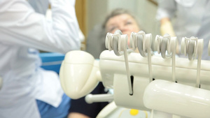 牙科诊所内牙医为病人治疗牙齿20秒视频
