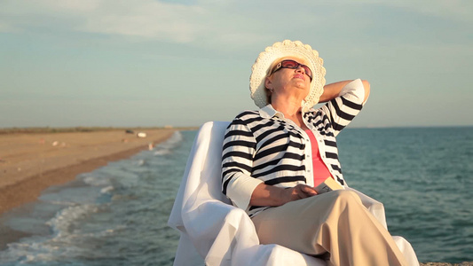 海边度假的老人[老大娘]视频
