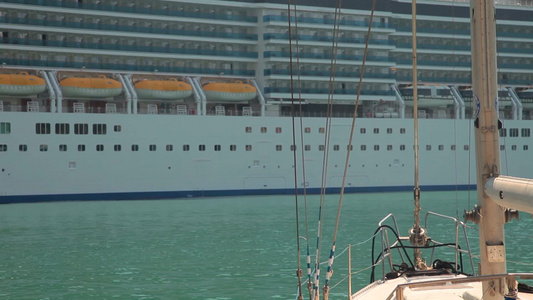 港口码头停泊的巨大型游轮局部视频