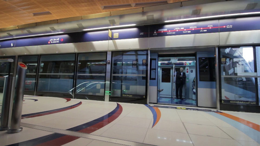 迪拜地铁与乘客视频