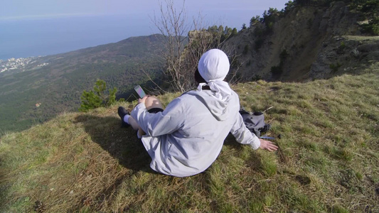 旅行者攀登山峰休息欣赏风景视频