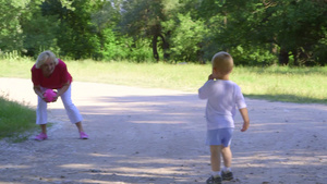 夏天在公园里一起玩球的老人和小孩28秒视频