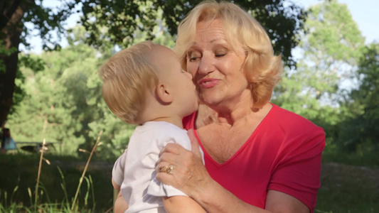 孙子在公园吻他的祖母视频