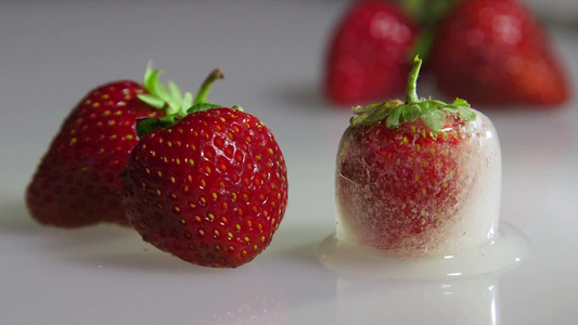 新鲜和冷冻草莓特写时间推移视频