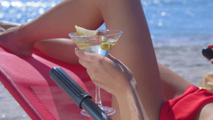 热带海滩上的女人手举着饮料14秒视频