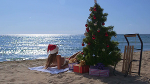 圣诞节海边度假的女孩24秒视频