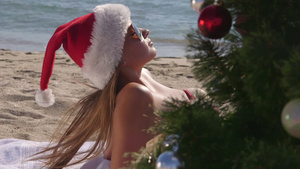 戴圣诞帽的女孩在海滩度假12秒视频