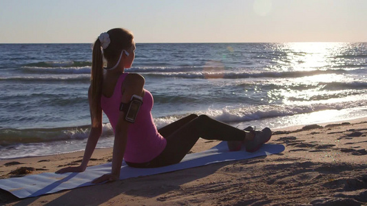 日落时沙滩上健身的女孩视频