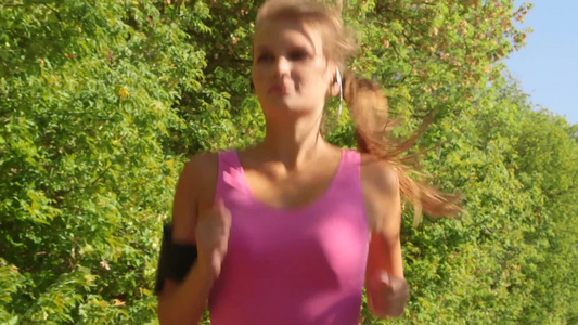 在公园里跑步的女人视频