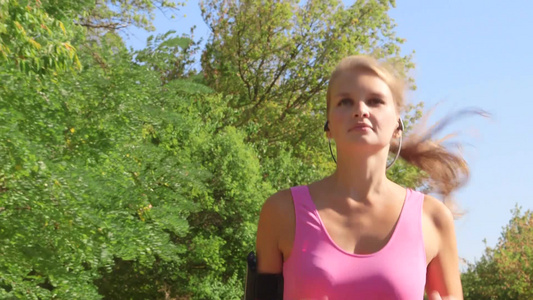 健身女孩慢跑在公园[运动量]视频