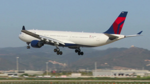 飞机降落在巴塞罗那机场27秒视频