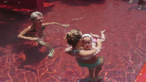游泳池内家长教婴儿练习游泳15秒视频