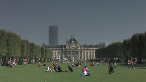 法国巴黎古城堡广场上的游客18秒视频