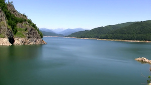 山脚下的湖泊10秒视频