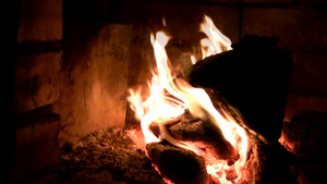 壁炉里燃烧的火15秒视频