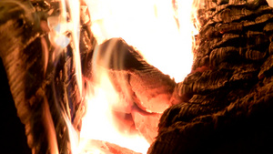 壁炉的中燃烧的火焰15秒视频