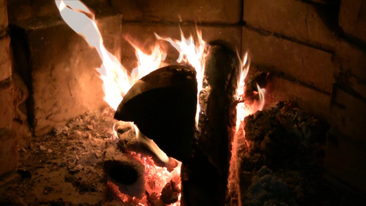 壁炉的活火。视频