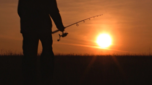 男人早起去钓鱼[起早]视频