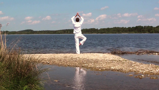 海边瑜伽健身的男人视频