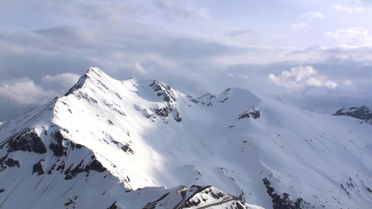 阿尔卑斯山顶翻腾的云朵延时视频