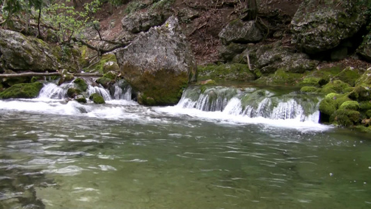 山间的小河流自然风景视频