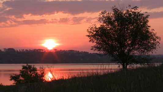 日落时的河面景色视频