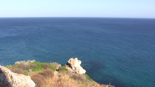 悬崖上一望无际的大海视频