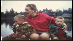 8mm电影胶片拍摄的妇女在小舟上抱着自己的两个孩子7秒视频