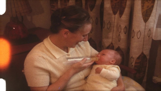 母亲在喂婴儿喝奶视频