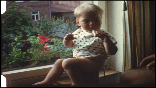 8mm电影胶片拍摄的吃东西的小孩视频