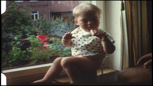 8mm电影胶片拍摄的吃东西的小孩7秒视频