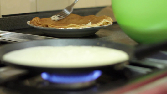 在厨房的平底锅上做煎饼视频