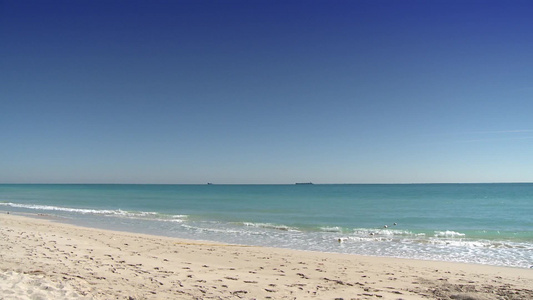 晴朗海岸边沙滩天际线风光视频