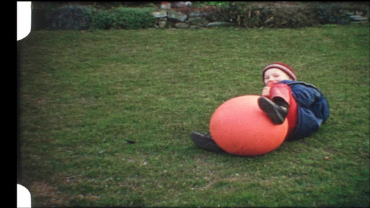 8mm胶片摄影机拍摄的玩气球的孩子视频