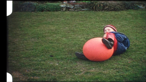 8mm胶片摄影机拍摄的玩气球的孩子9秒视频