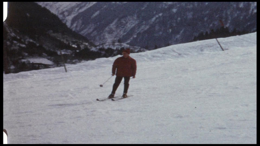 8mm胶片机拍摄的冬天滑雪场滑雪的人视频