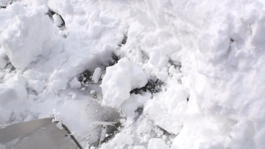 正在进行路面清雪视频