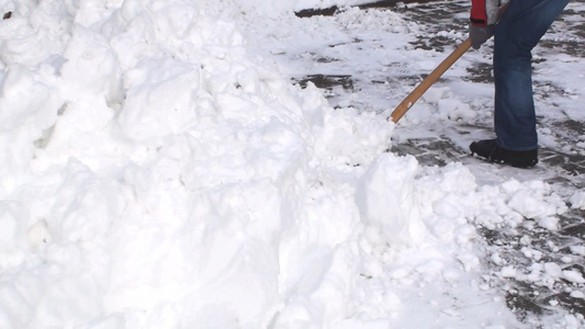 冬天铲雪的工人视频